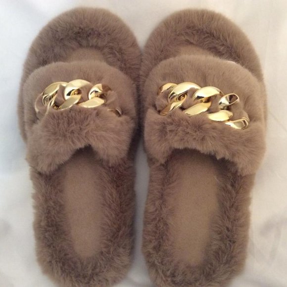 Beige Faux Fur fluffy Slippers NWOB with Gold Chain non-slip rubber soles size 7 - Picture 8 of 8